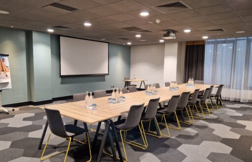 boardoom layout, meeting room in Novotel Tower Bridge, projector screen, flipchart, modern and spacious