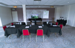 meeting room, ushape layout, flipchart, coffee and tea refreshment table