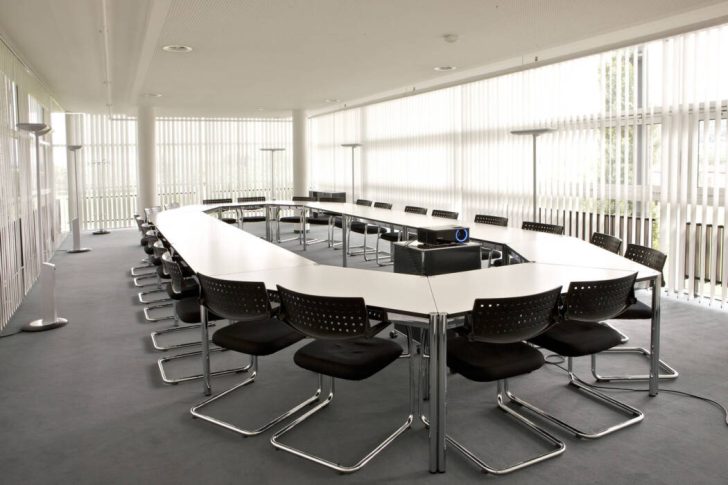 U-shape layout, bright room, meeting venues