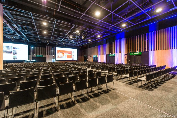 projector screens, modern seats, large venue space