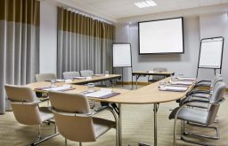 u-shape, meeting room, 2 flipcharts, projector screen