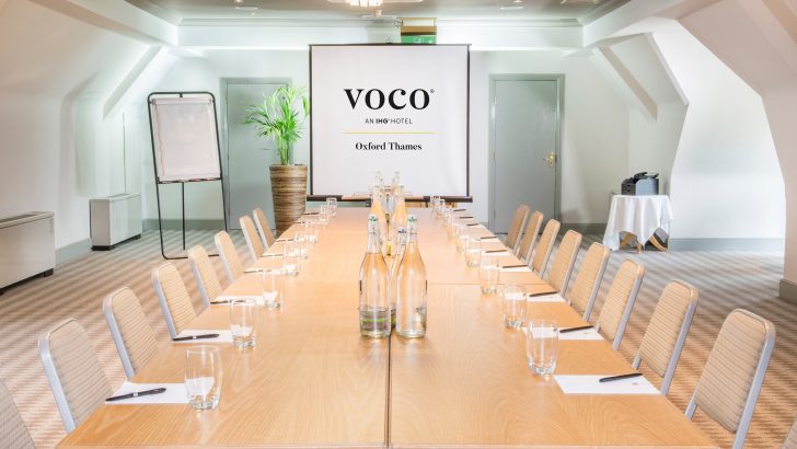 Oxford Thames waterfront hotel, contemporary meeting space, projector screen, oxfordshire